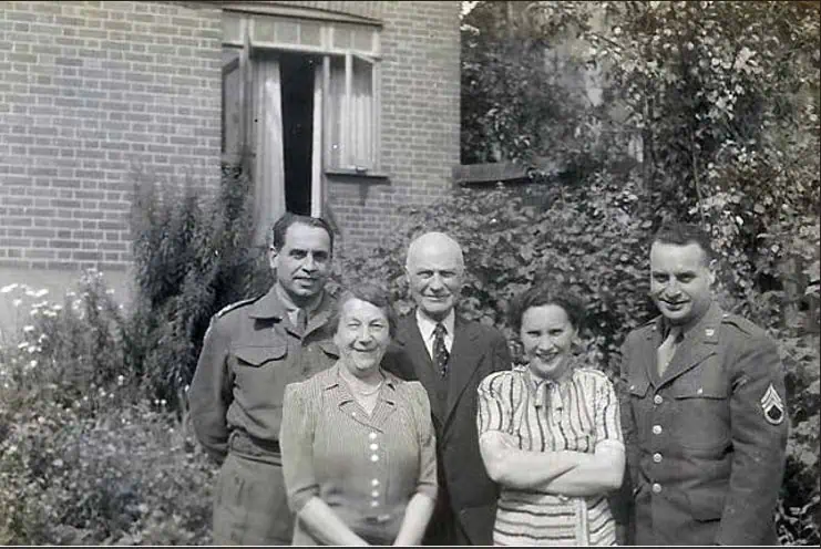 Hugo Jelínek zleva a Otto Jelínek zprava a jejich sestřenice Stella s manželem uprostřed. Londýn roku 1941